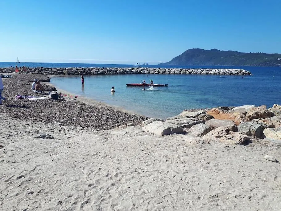 T2 Paisible, Wifi, Proche Plage Et Pinede Saint-Mandrier-sur-Mer 0*,  France